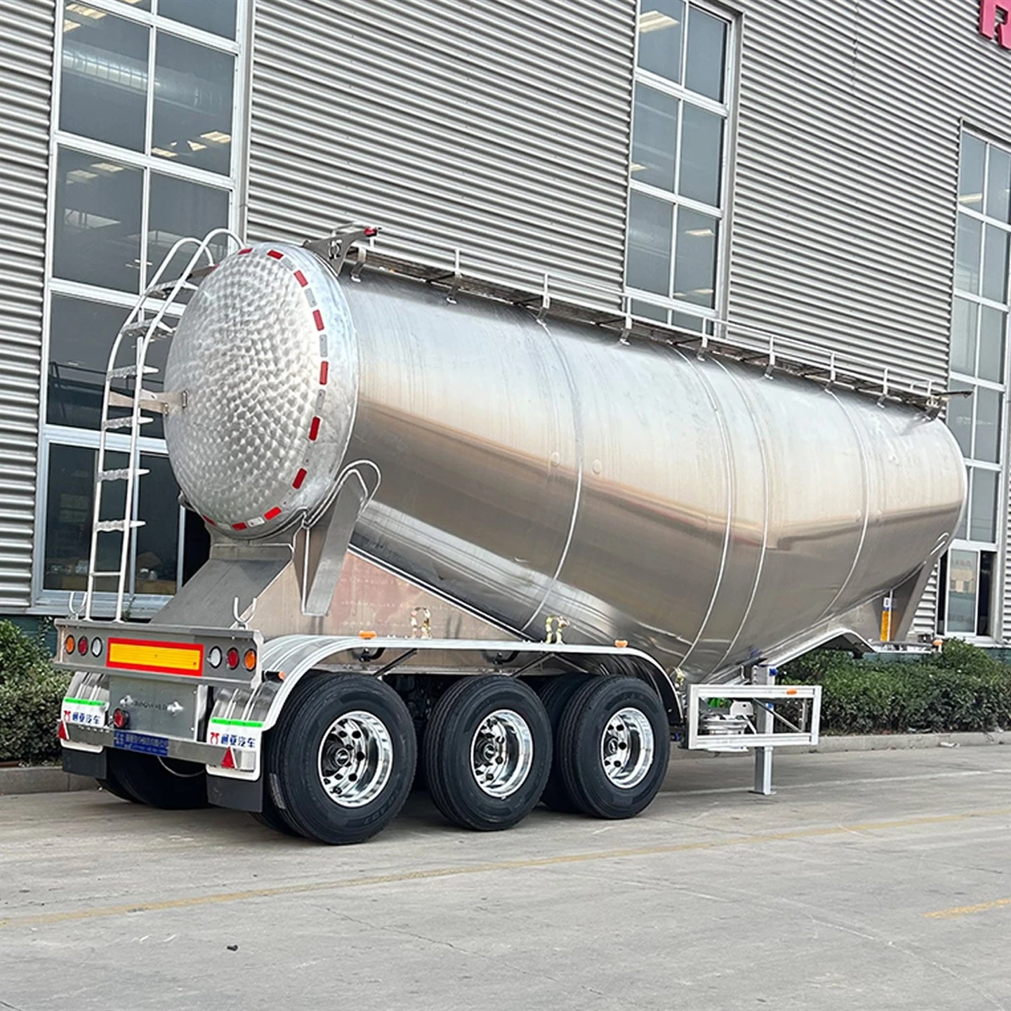 Karru tat-tanker tas-siment bl-ingrossa tal-aluminju