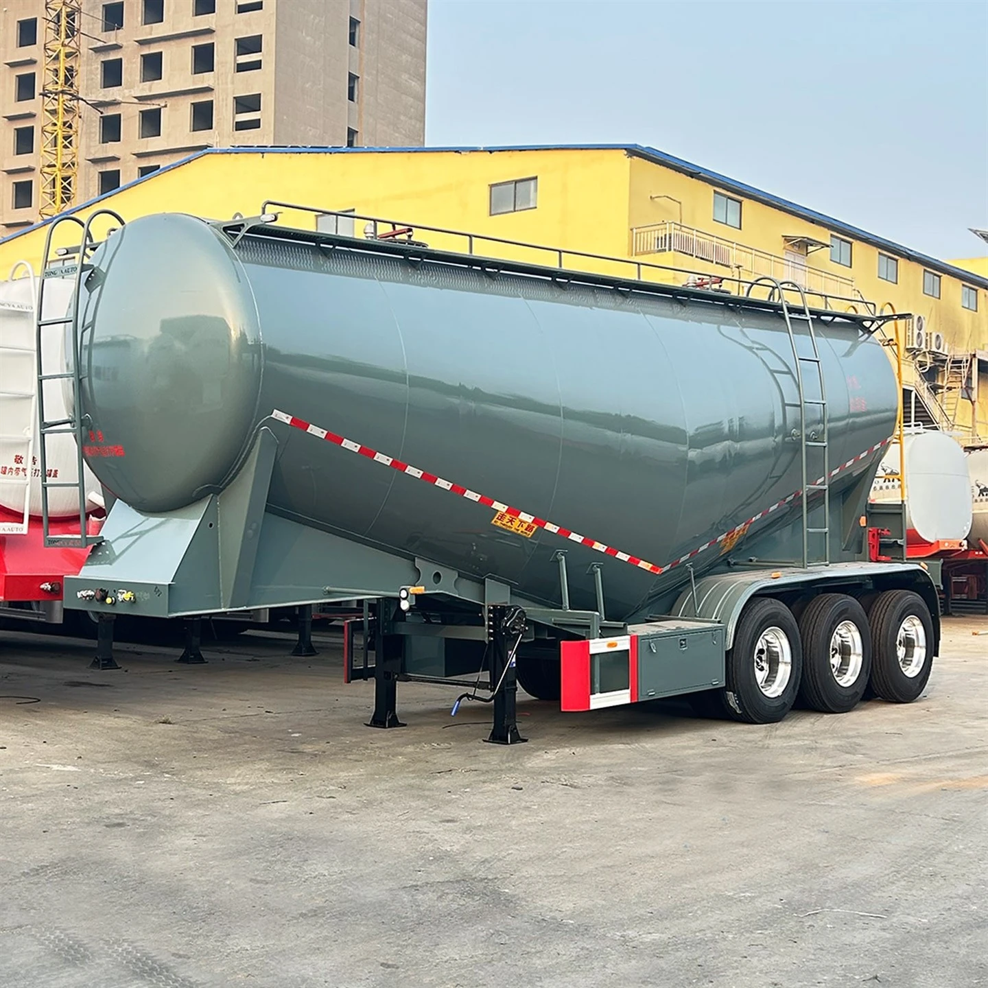 Semi Karru tat-Tanker tas-Siment Bulk Għal Trab